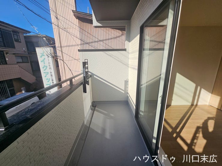 洗濯物を干すのに十分なスペースを確保したバルコニー。外の空気を感じながらリフレッシュしたり、ガーデニングを楽しんだりと、多目的に活用できます。