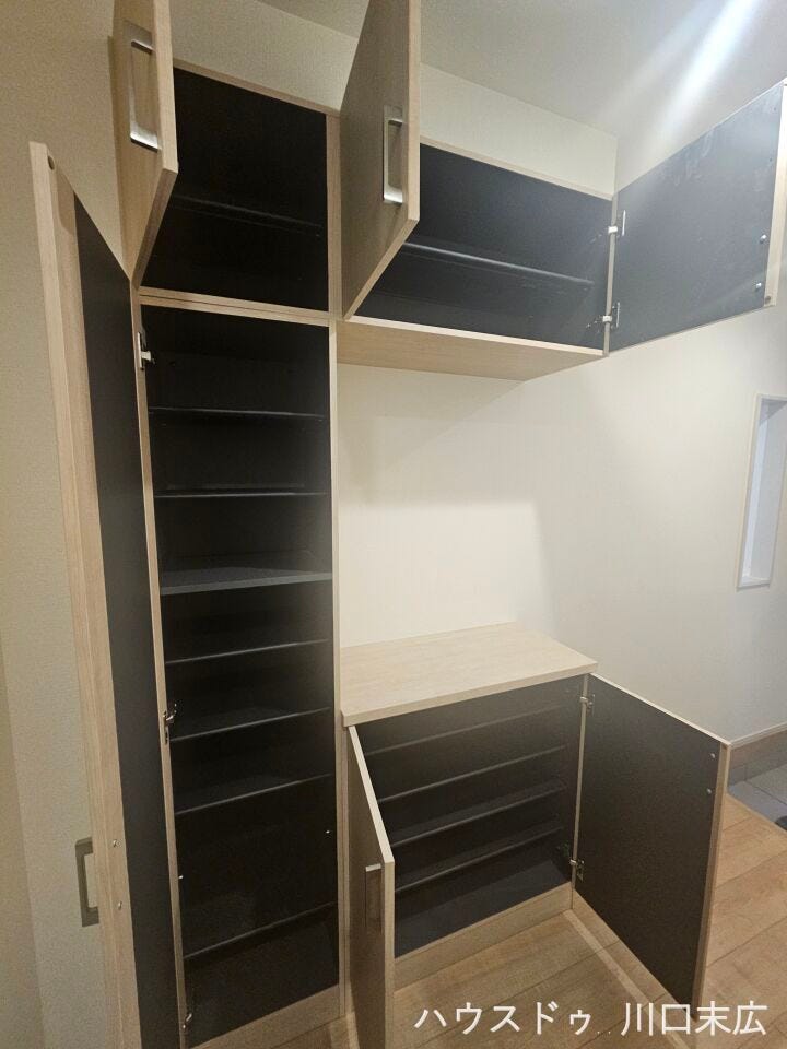 家族全員の靴をたっぷりと収納できるトールタイプのシューズボックス。可動棚で高さを調整でき、ブーツや長靴などもすっきりと整頓できます。