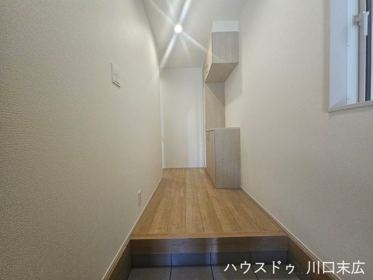 建具とフローリングのトーンを統一し、落ち着きのある雰囲気に仕上げたホール。各居室へスムーズにアクセスできる、機能的な動線設計です。