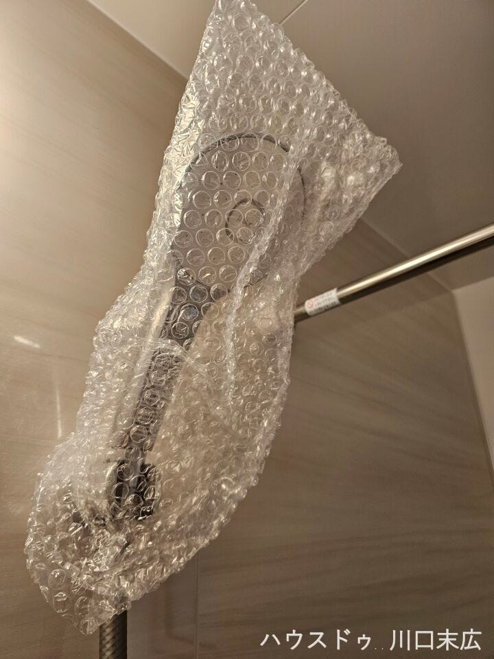 清潔感のあるバスルームには、使い勝手の良いシャワー水栓を完備。毎日のバスタイムを快適にする新品の設備です。