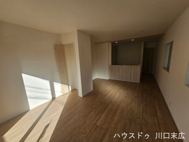 木の温もりが心地よいフローリングを採用したリビング。家具のレイアウトがしやすい縦長の空間設計で、家族団欒の時間をゆったりと過ごせます。