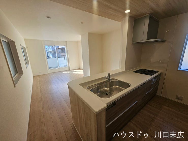 リビング全体を見渡せる対面式キッチン。料理中も家族との会話が途切れず、小さなお子様の様子も見守れる安心の配置です。