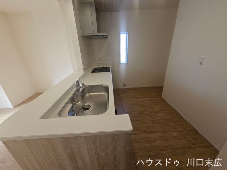 浄水器一体型水栓を備えたシンクは、大きな調理器具も洗いやすいゆとりあるサイズ。カウンター天板は掃除がしやすく、清潔なキッチンを保てます。