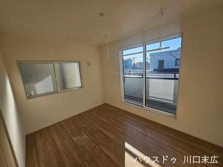 室内物干し金具を備えており、天候を気にせず洗濯物を干すことができます。バルコニーへの出入りもスムーズで、家事効率の良い動線が魅力です。