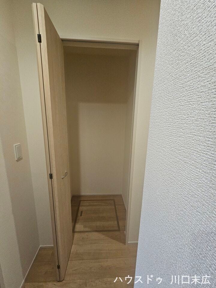 季節家電やスーツケースなど、かさばる荷物もすっきりと収まる大型収納。居室のスペースを最大限に有効活用できる、頼もしいバックヤードです。