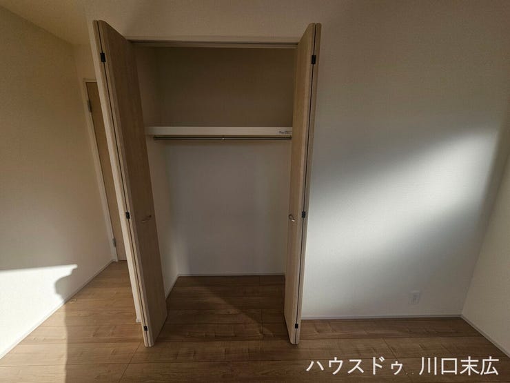 奥行きのあるクローゼットは、ハンガーパイプ付きで衣類の収納に便利。デッドスペースになりがちな上部も棚として活用でき、収納力を高めています。