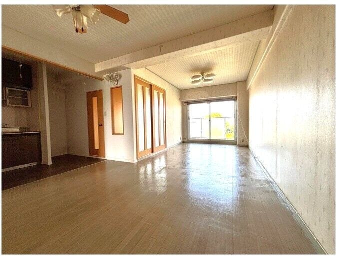 明るい光が差し込むリビングは約16.5帖と広々