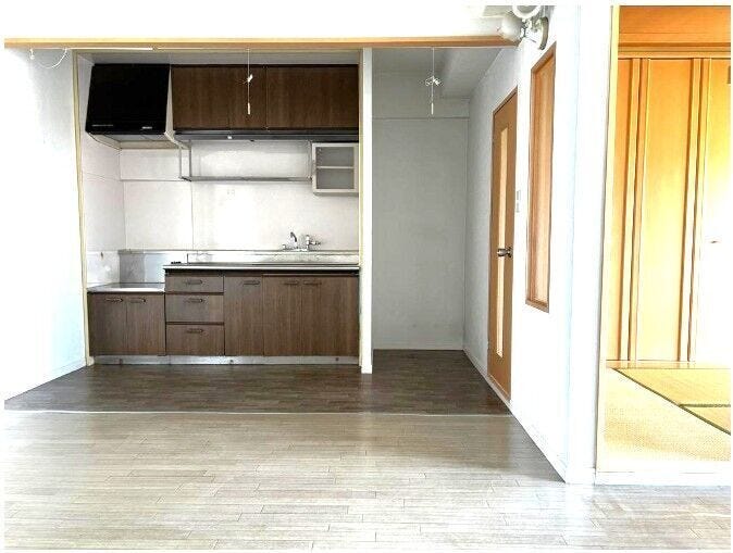 壁付キッチンでお部屋が広くお使いいただけます