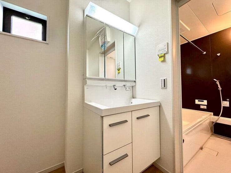 【Washroom】毎朝の準備がスムーズに。広めの洗面台と収納が使いやすい洗面所です。
