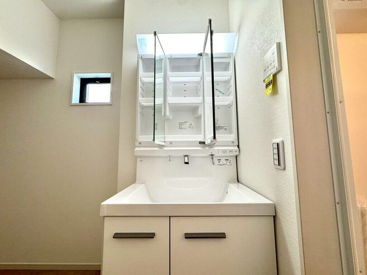 【Washroom】毎朝の準備がスムーズに。広めの洗面台と収納が使いやすい洗面所です。