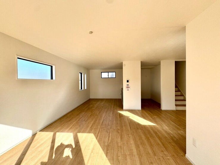 【Living】広々としたリビングは、大きな窓から自然光が差し込む温かな空間です。