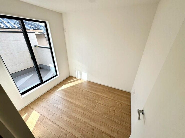 【Bedroom】明るく風通しの良い洋室。新築ならではの清潔感も魅力です。