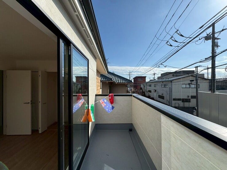 【Balcony】日当たりの良いバルコニーはお洗濯物がしっかり乾きやすく、毎日の家事にも重宝します。