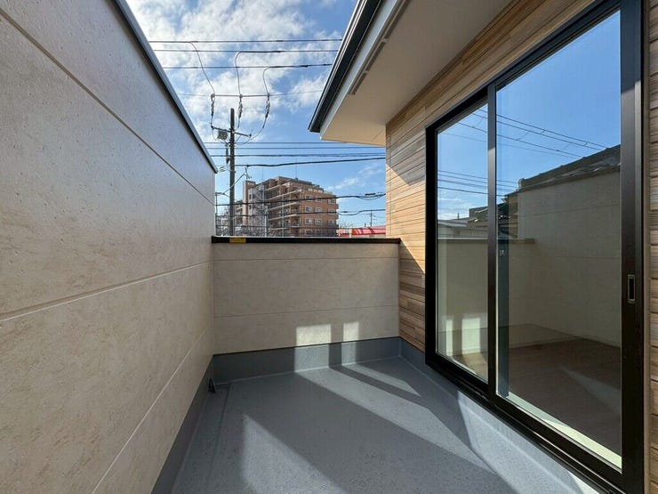 【Balcony】日当たりの良いバルコニーはお洗濯物がしっかり乾きやすく、毎日の家事にも重宝します。