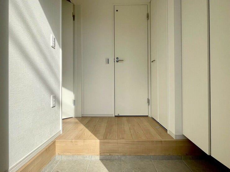 【Entrance】シューズボックス完備の玄関で、靴や小物もスッキリ収納できます。
