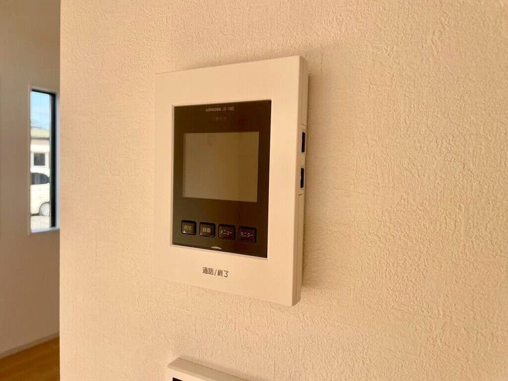 【Facilities】来訪者を確認できるモニター付きインターホンで、防犯面も安心です。