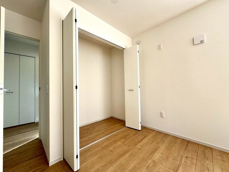 【Bedroom】洋室には収納力のあるクローゼット付き。衣類や荷物もすっきり収まります。