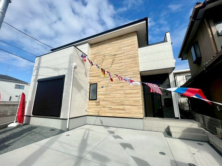 【Exterior】スタイリッシュな外観。周囲に調和する落ち着いた佇まいが魅力です。