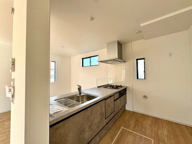 【kitchen】効率よく使える広々キッチン。収納力も高く、料理の時間がスムーズに。