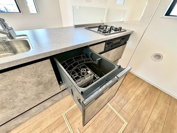 【kitchen】家事の時短に便利な食洗機付き。手洗い不要で毎日の負担を軽減します。