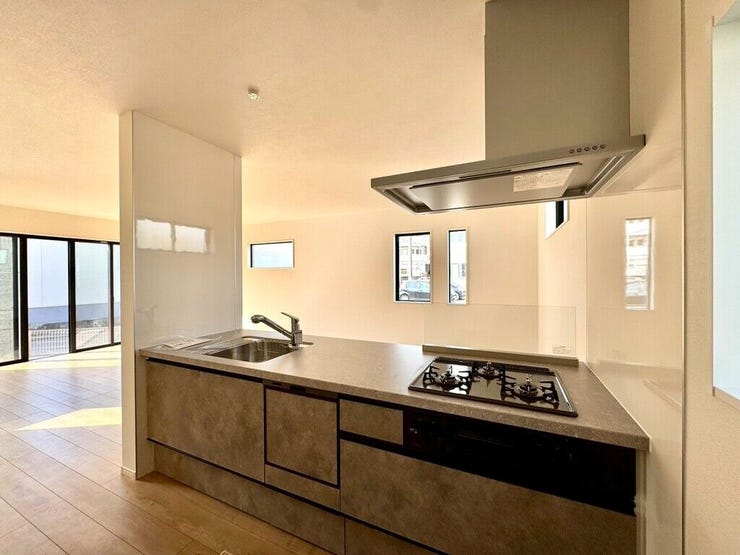 【kitchen】広めのキッチンは料理のしやすさを追求した設計。収納も豊富で作業がしやすい空間です。