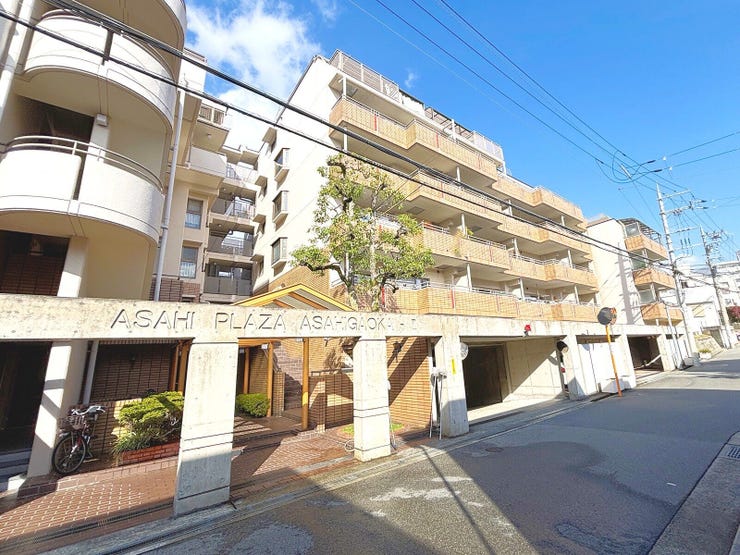 【外観】
小学校、中学校が徒歩10分圏内にあり、買物施設も充実しています。エントランスにはコンクリートアーチがついておりおしゃれな外観です。