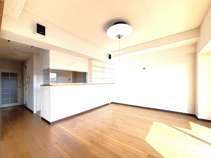 南東向きのバルコニーから日差しが差し込む明るいリビングです。洋室とひと続きにすると約18帖の広々空間になります。