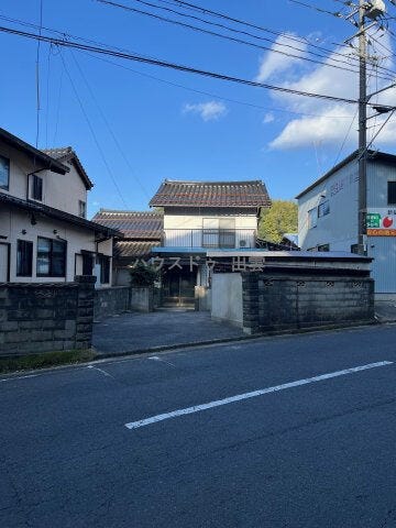 【外観】
前面道路は片側2車線。交通量は少なめ。敷地内には3台駐車可能です。ガレージ付きもうれしいポイント!