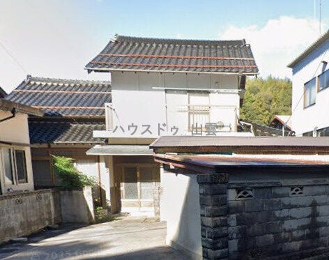 黒い瓦の和風のお家です。日当たりの良いベランダ付き。