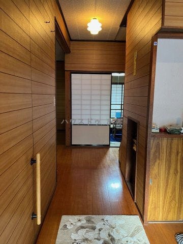 玄関入って正面の廊下です。階段下収納があります。