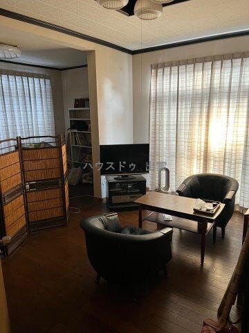 1階11帖の洋室です。大きな窓がある広々としたお部屋です。