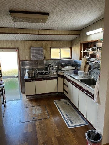 キッチンには床下収納と勝手口があります。L型キッチンは作業スペースやシンクが広く、お料理好きの方におすすめのキッチンです!DIYやリフォームでお好きな色に変えるのもいいですね!