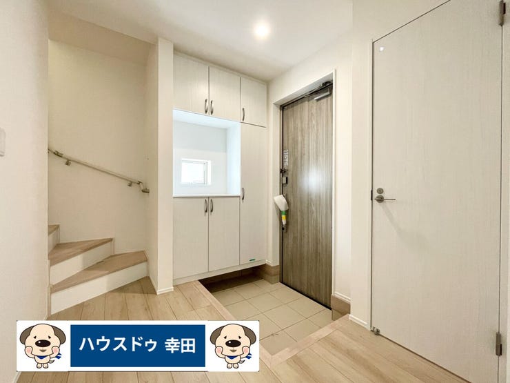 【玄関】
玄関が広く、朝の混雑時にスムーズに外出できます。