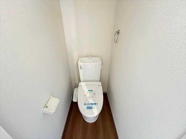 2階トイレ:装飾の少ないシンプルなトイレだからこそ、使い勝手やアレンジがしやすいのも魅力です。