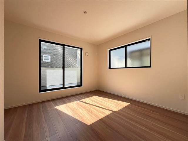 WIC付き8帖洋室:明るく、収納スペースも完備された洋室は、子供部屋としても、寝室としてもお使い頂けます。