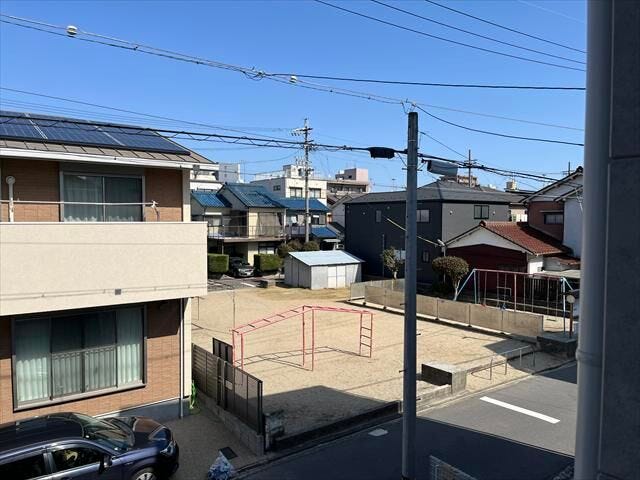 4.6帖洋室の窓から公園が見渡せます♪お子様の遊ぶ様子が確認できて安心ですね!