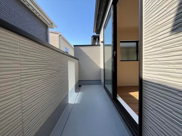 8帖洋室に付いているバルコニーです。南バルコニーで毎日のお洗濯も楽々快適。