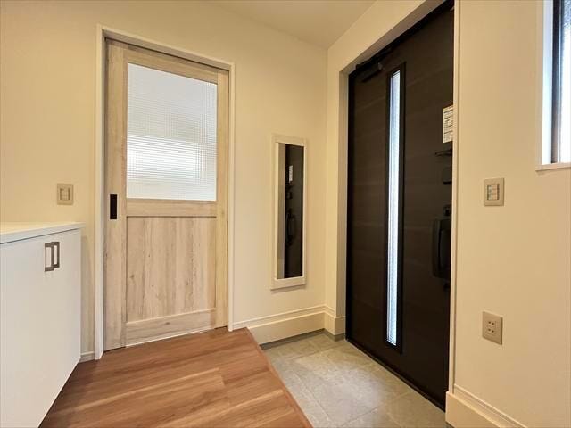 採光を考え抜いて造られた玄関は「行き」も「帰り」も優しく家族を送り出し出迎えます。