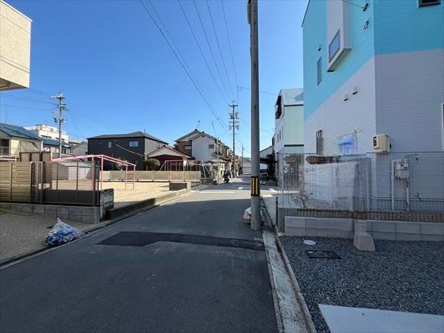 幅員約4.5mの北側前面道路です。車1台が余裕を持って通れる道幅です。公園が道路の向かいにあり、お子様やペットにも嬉しい住環境♪