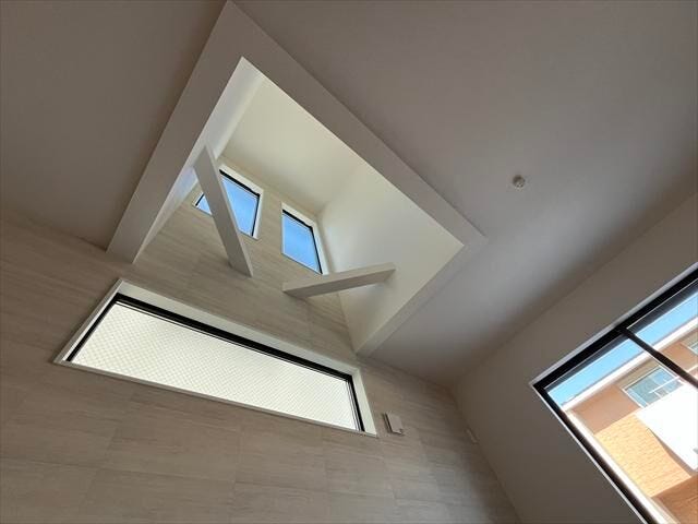 ◆吹き抜け◆北向きのリビングも吹き抜けがあるので、上部から光を取り入れることができます!