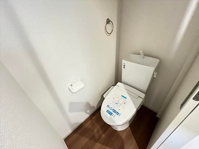 1階トイレ:玄関横に完備。スライド扉となっています。戸を開けた時に邪魔にならないのが嬉しいポイント!