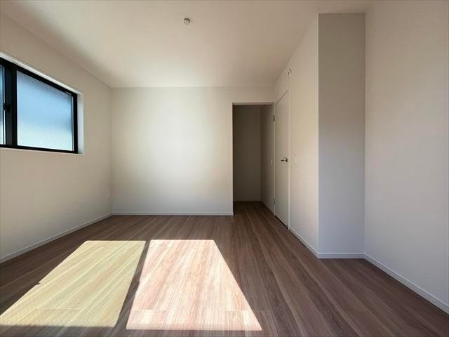 WIC付き8帖洋室:大きな窓からたっぷりの日差しが入り、明るいお部屋になっています。