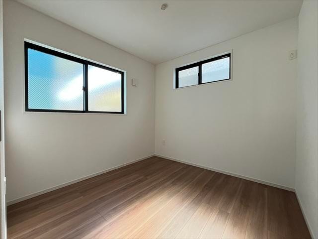 4.5帖洋室:南東側にあたる洋室です。窓は腰上までの高さのため、ベッドや机などの家具の配置もしやすいですね◎