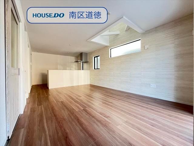 アクセントクロスがお部屋に個性をプラス。シンプルな中に遊び心が感じられ、落ち着きのある空間にちょっとした魅力を添えてくれます。