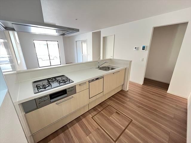 料理をしながらリビングをしっかり見渡せます。キッチン横にはパントリー完備!