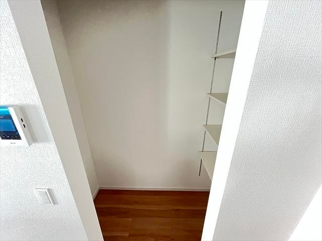 食品や日用品をしっかり収納できて、キッチンまわりがすっきり整います。