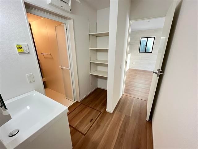 LDKから洗面所へ繋がります。壁に備え付けられた棚が魅力です♪小物やタオルなどを機能的に仕舞っていただけます♪