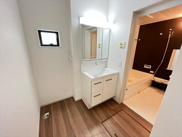 3面鏡の裏側や洗面台下など収納スペースが豊富な洗面台になっています。