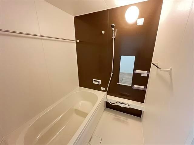 ゆったりと入浴可能な大きさの浴室♪浴室乾燥機が標準装備です!雨の日でも洗濯物を干すのに助かりますね。