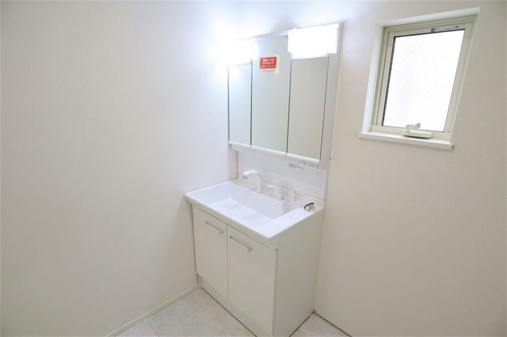 洗面所 同仕様
シャワー付き洗面化粧台♪
朝の身支度も楽々♪
